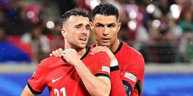 Jota (trái) và Ronaldo trong màu áo đội tuyển Bồ Đào Nha.