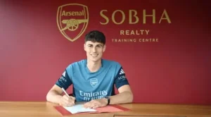 Kepa Arrizabalaga trong ngày ký hợp đồng với Arsenal.